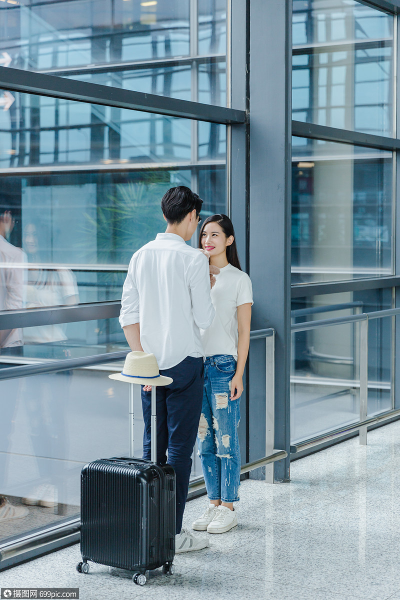 热恋情侣机场候机休息对望