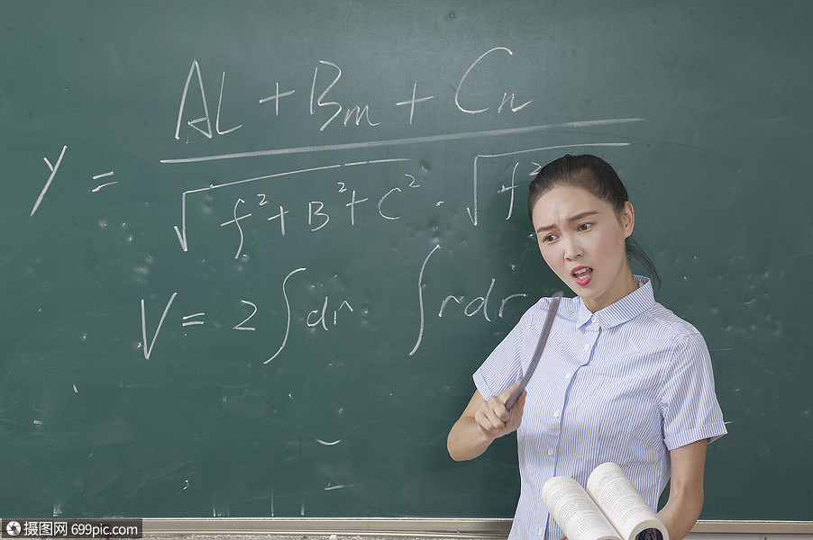 学校课堂上女老师在上课数学美女老师