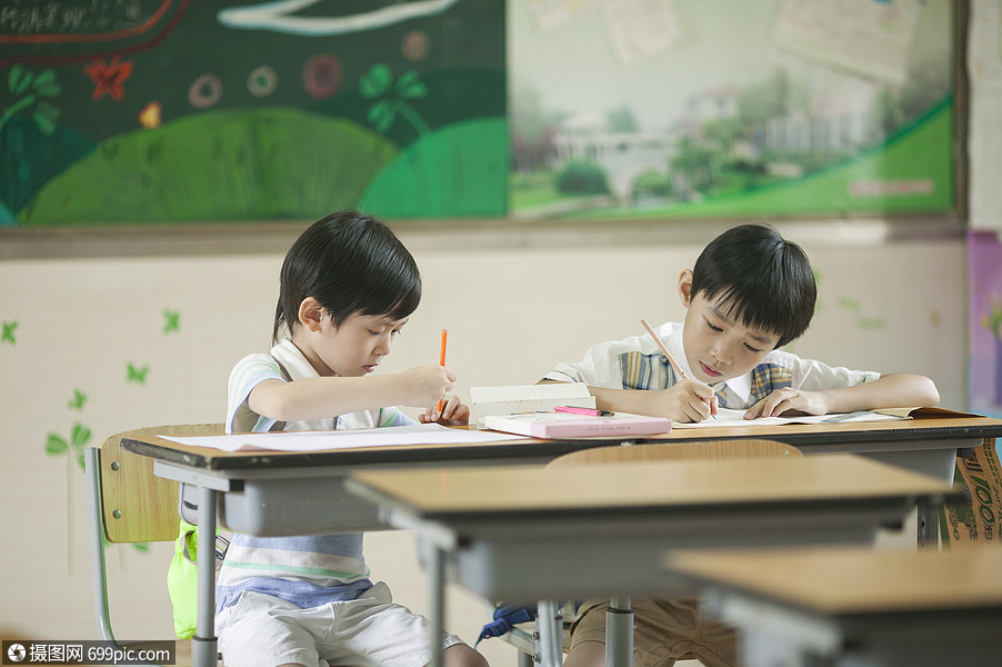 小学生同学们在教室认真做作业