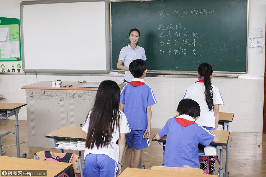 课堂上老师正在给同学们上语文课
