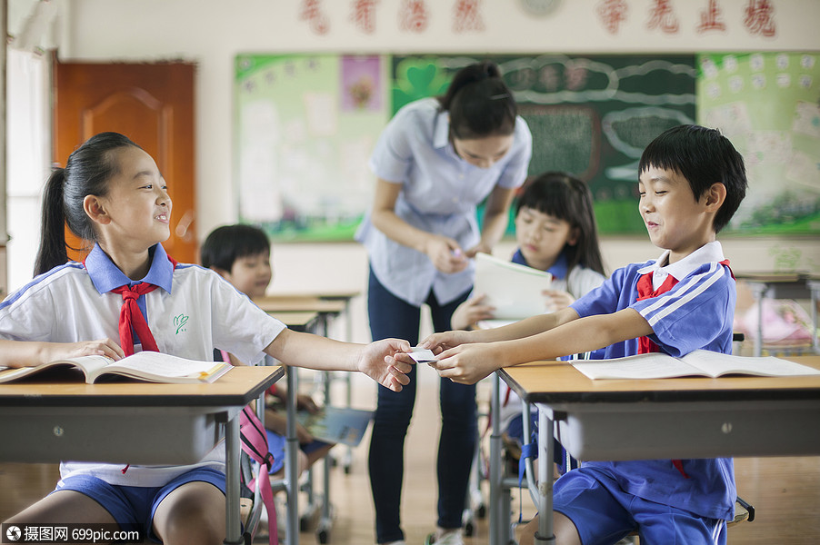 教室里正在上课老师学生们同学回忆