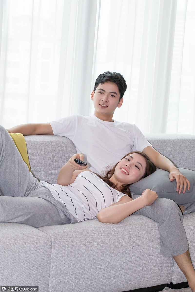 年轻夫妻客厅放松看电视