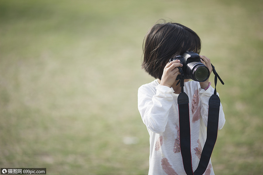 旅行中儿童摄影师在对焦拍摄