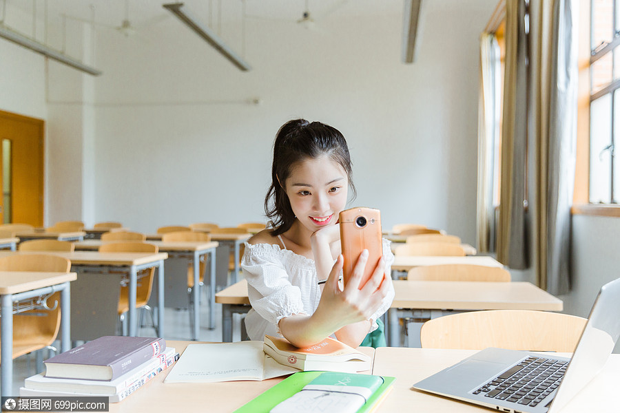 照片 教育文化 大学教室女生学习休息自拍.jpg