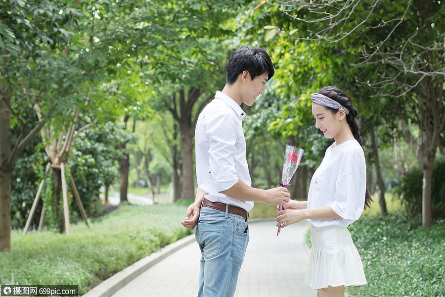 男生给女生送花图片