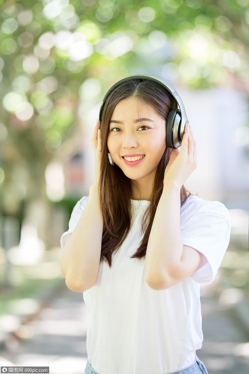 头戴耳机听音乐的少女