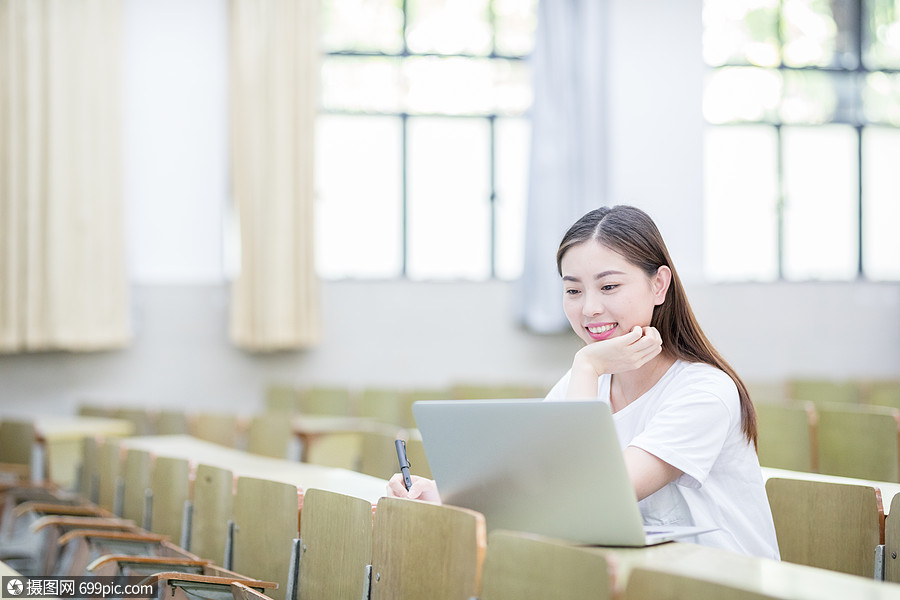 教室里使用笔记本电脑学习的学生大学教育