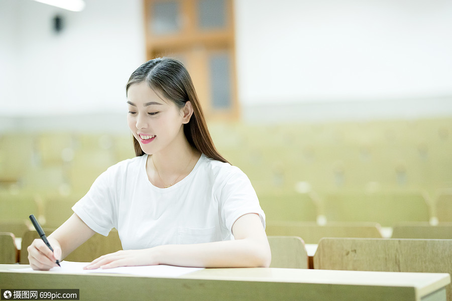 教室里自习学习写字的女大学生