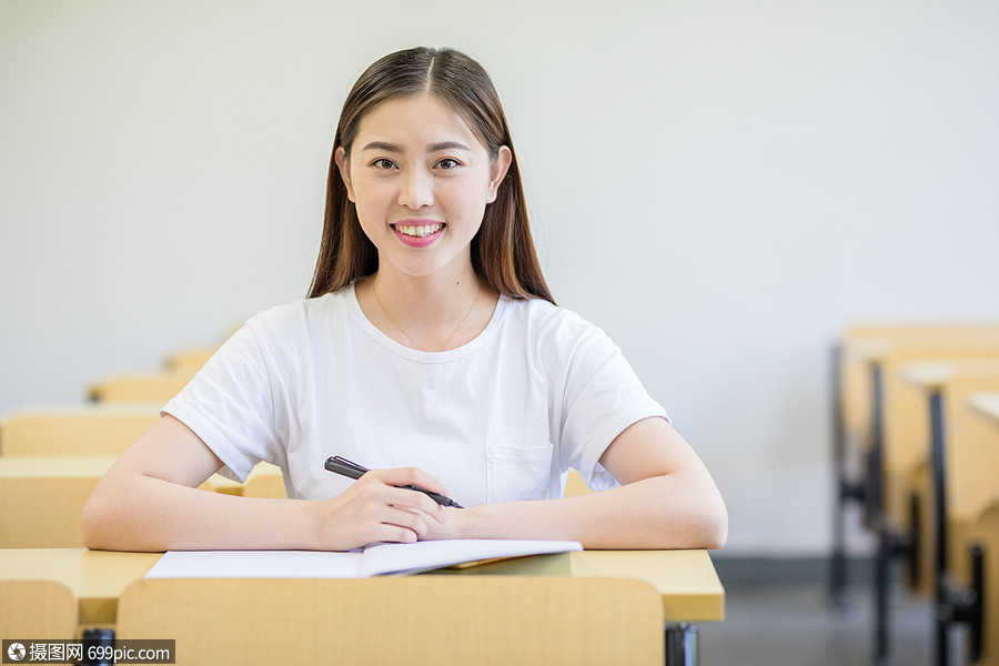 照片 教育文化 坐在教室里认真学习的大学生.jpg