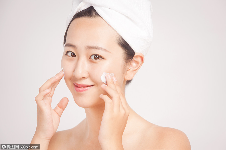 涂润肤乳的女人绽放丽人