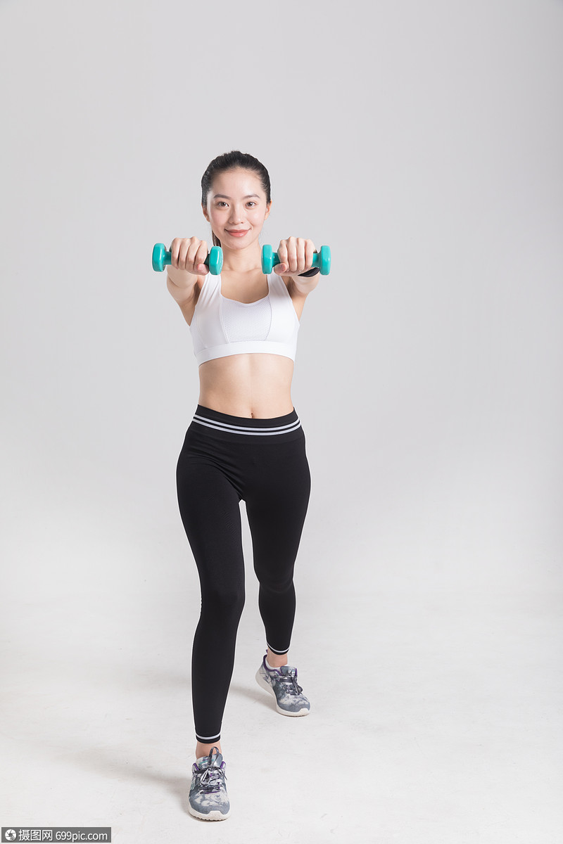 运动女性哑铃平举