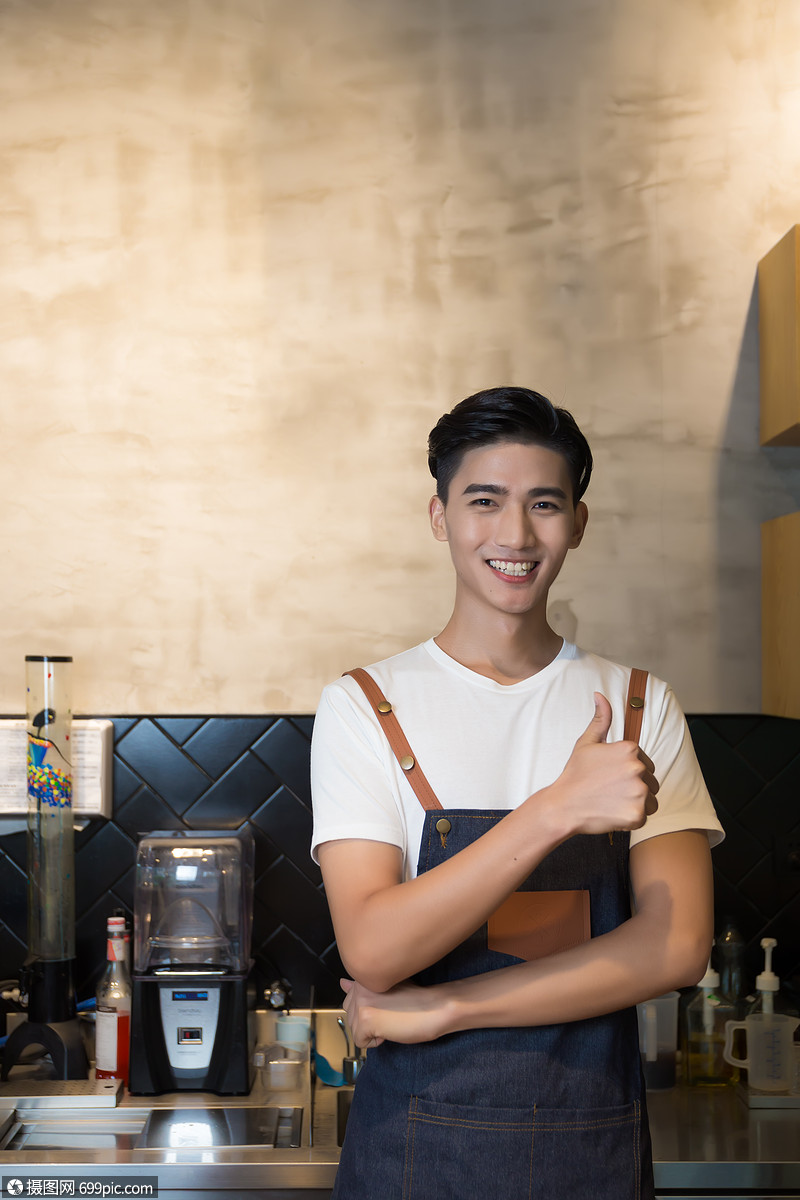 男性店员服务员