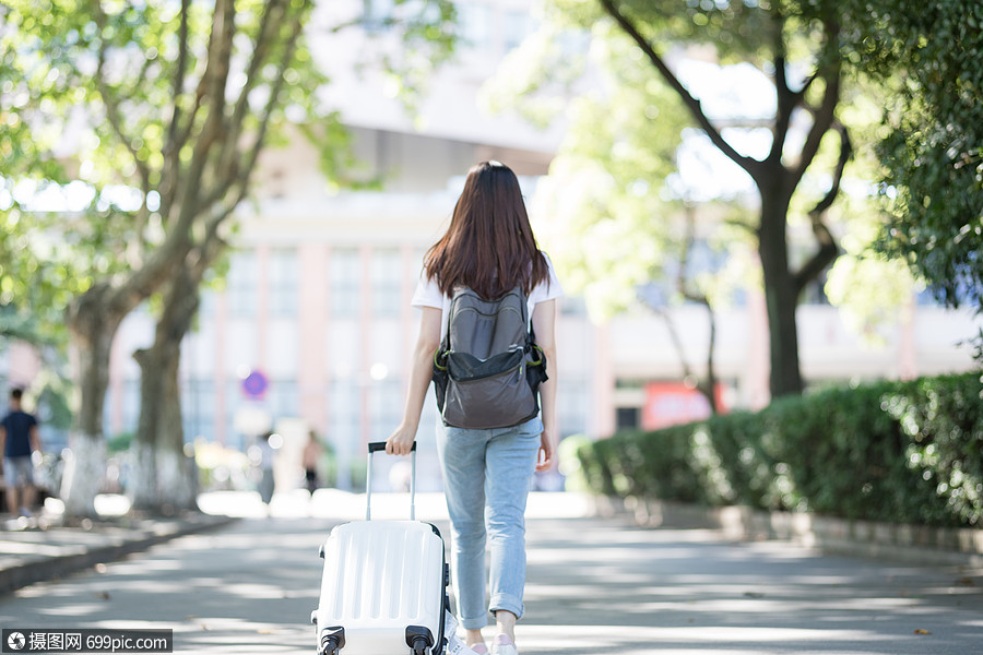 拉着行李箱的女生背影