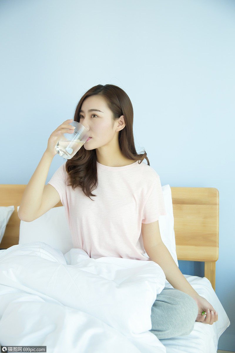 唯美图片 人物情感 卧室里在床上吃药的女性jpg