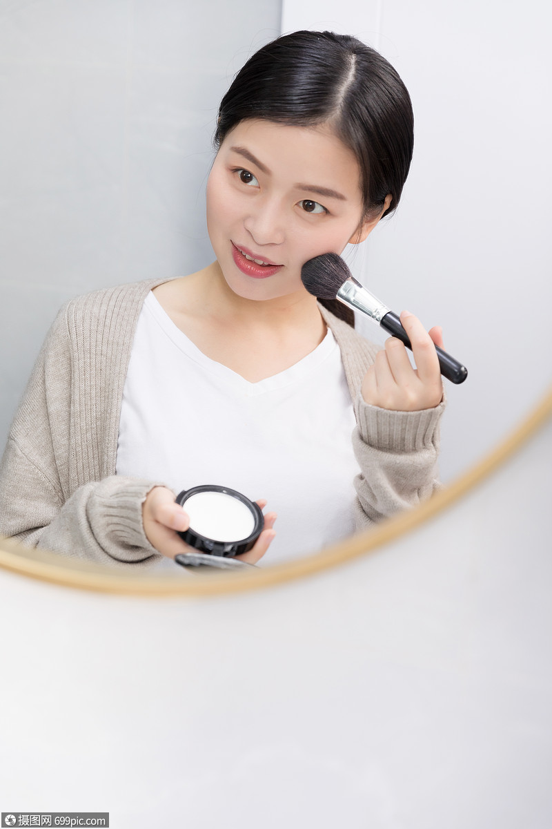 正在镜子前化妆的女生