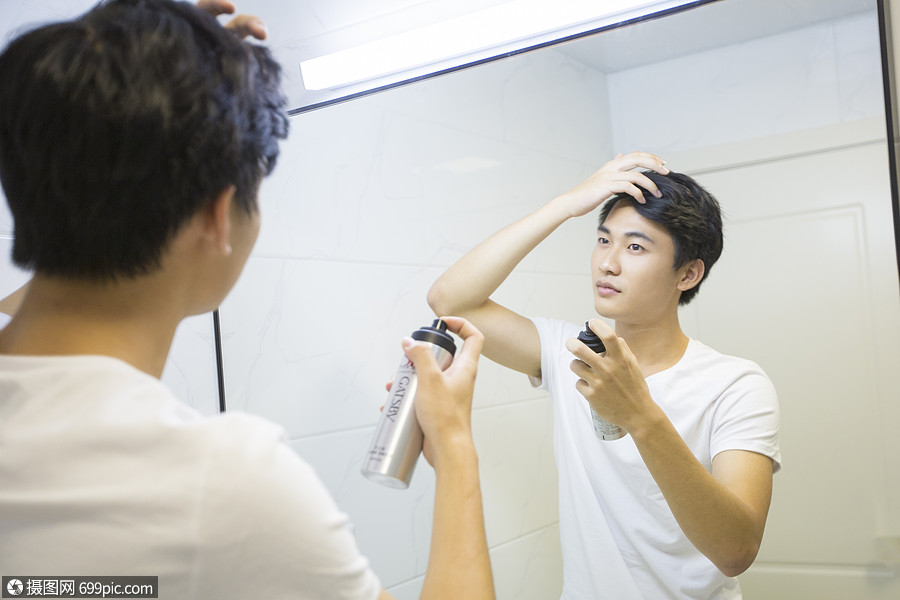 年轻男子在浴室整理头发