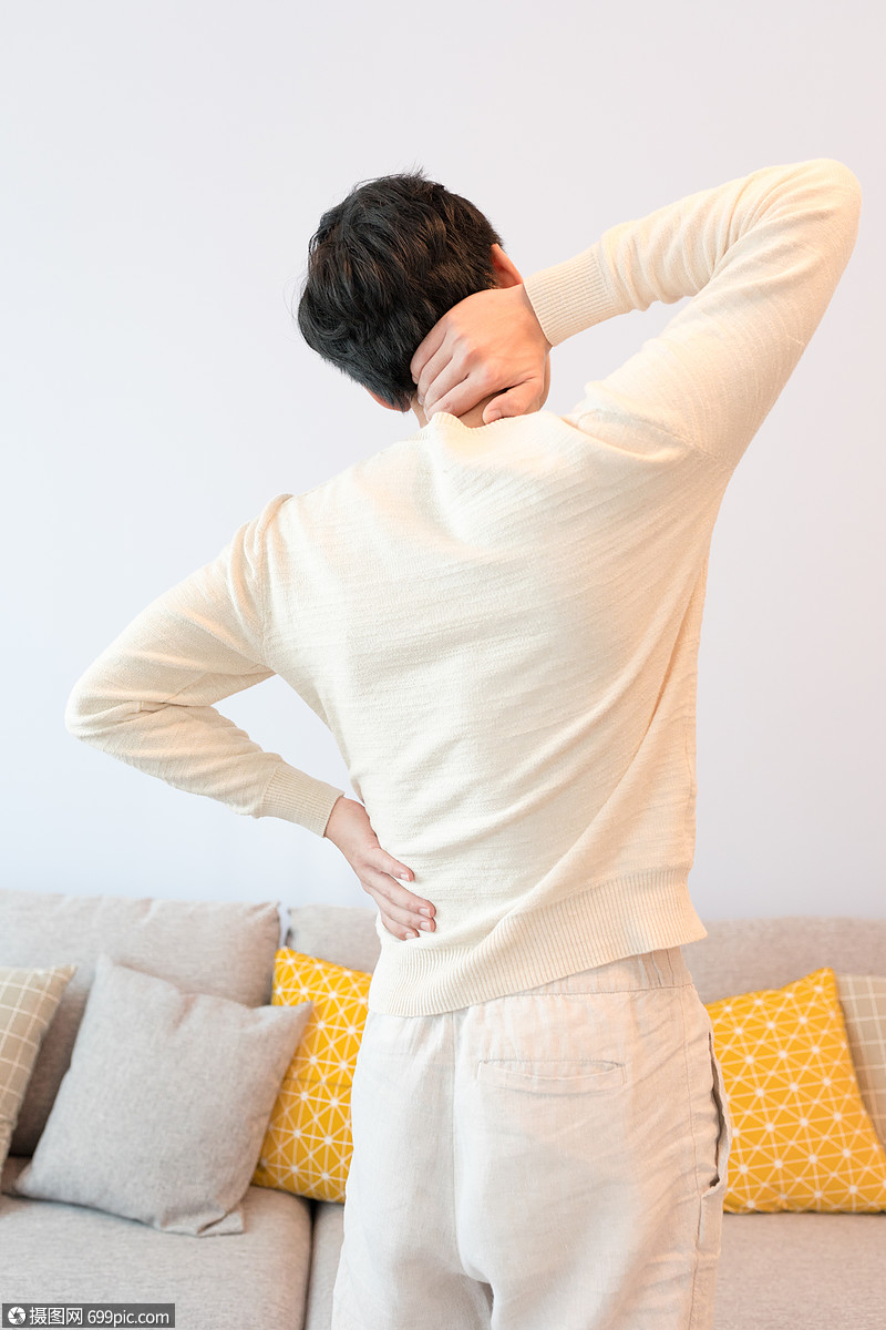 腰酸背痛的男生