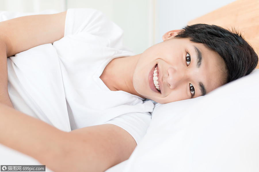 清晨准备起床的男士jpg