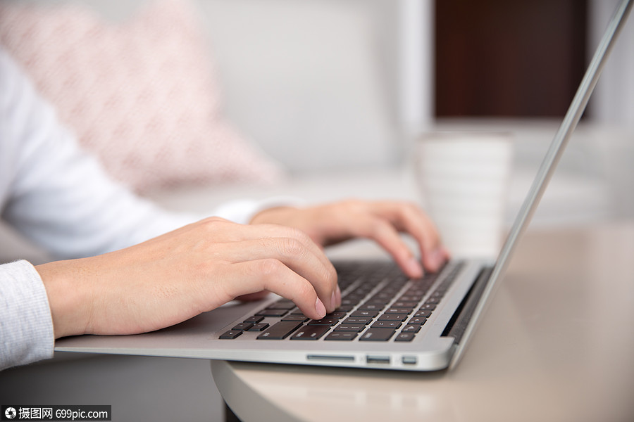 坐在沙发上打电脑的年轻男士