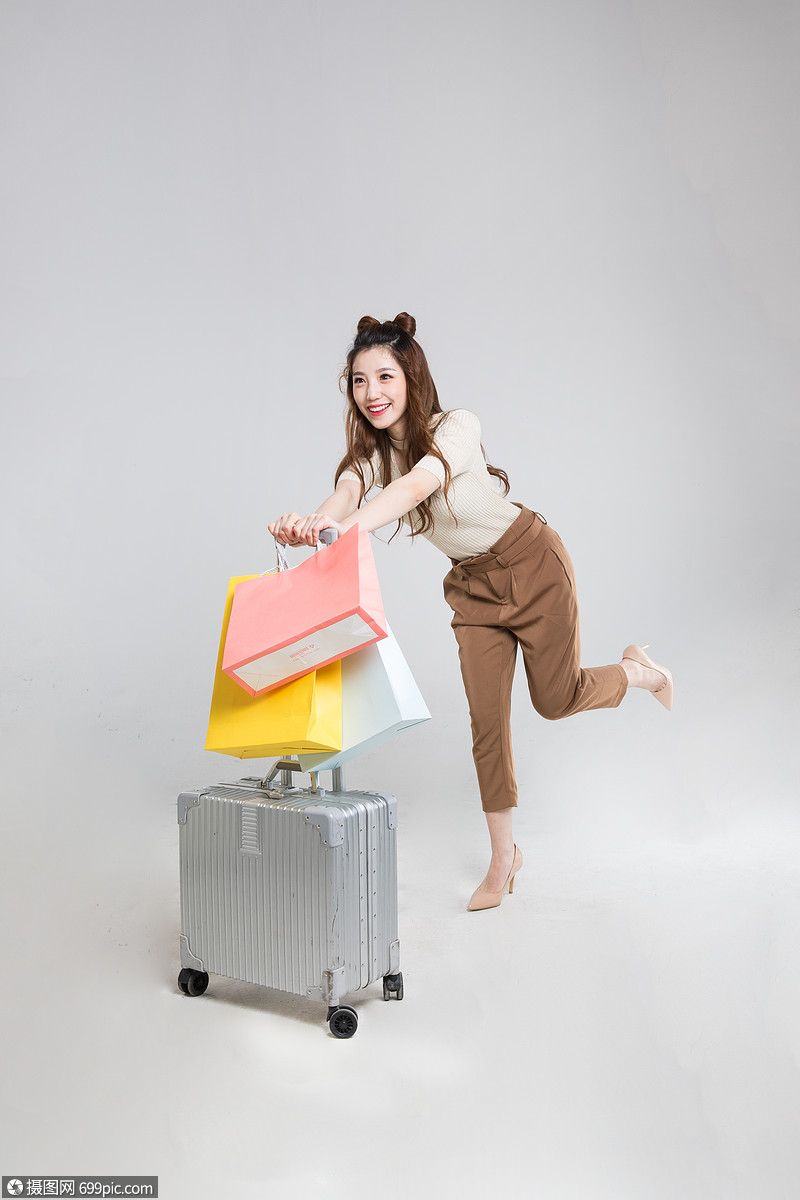 推行李箱购物的时尚女性