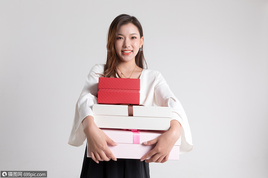 年轻女性抱着礼物盒