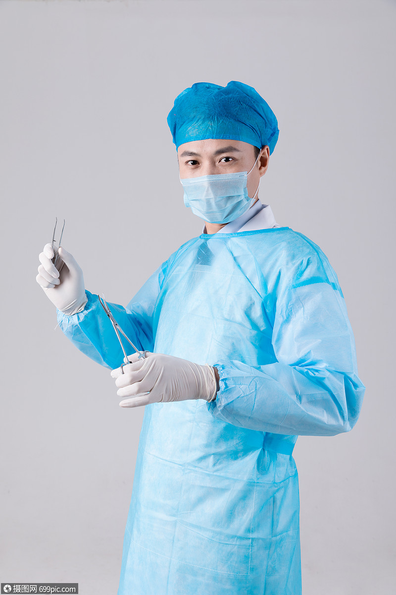 戴口罩穿手术服的手术医生