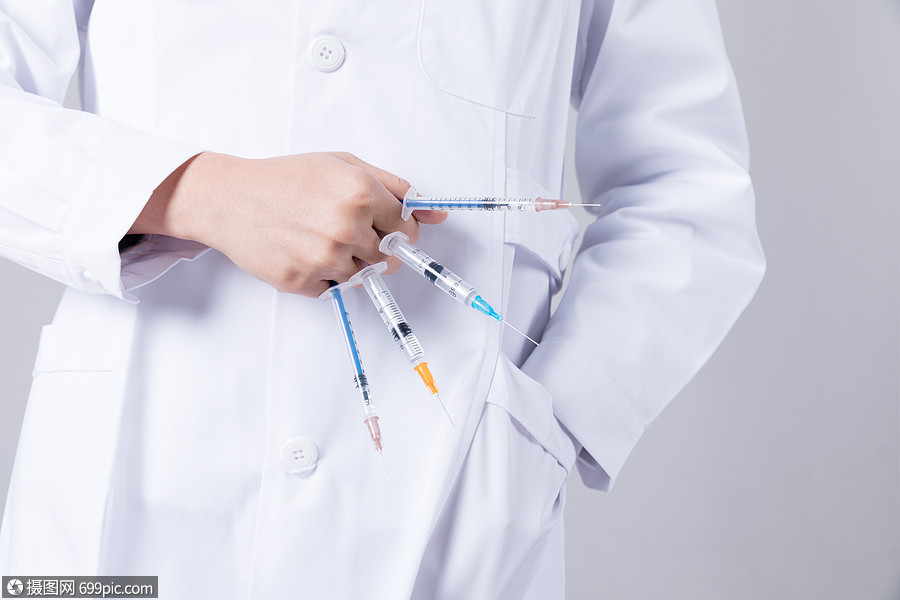 年轻女医生手拿针管