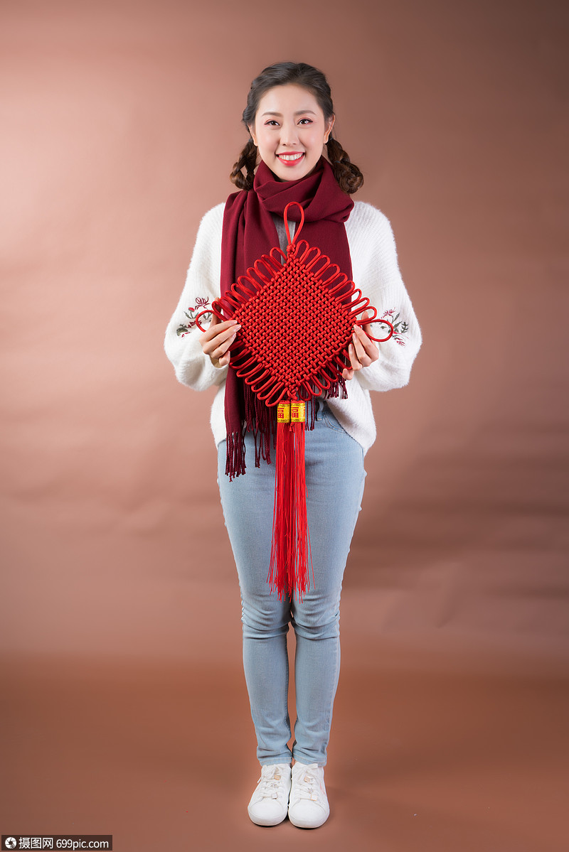 女性手拿中国结