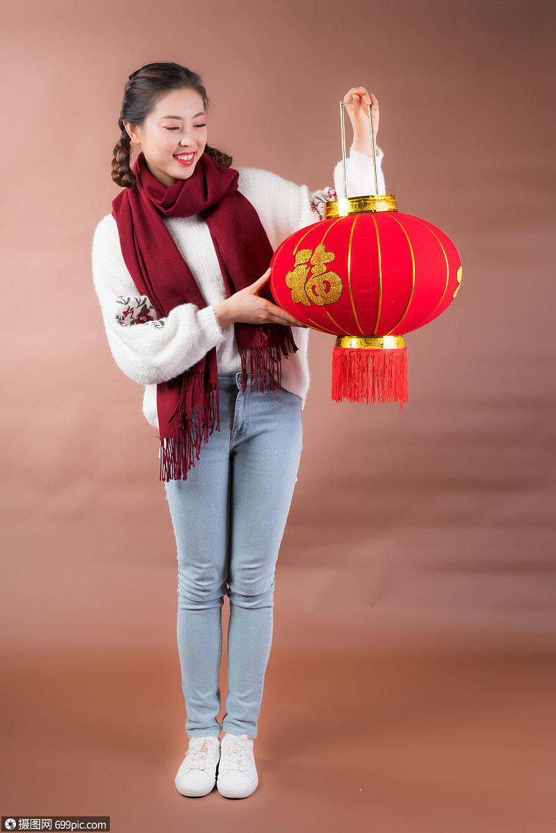 女性手拿红灯笼