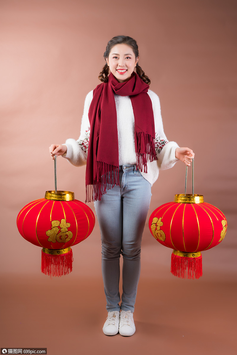 女性手拿红灯笼