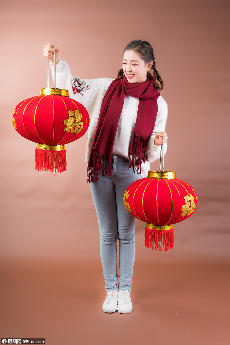 女性手拿红灯笼