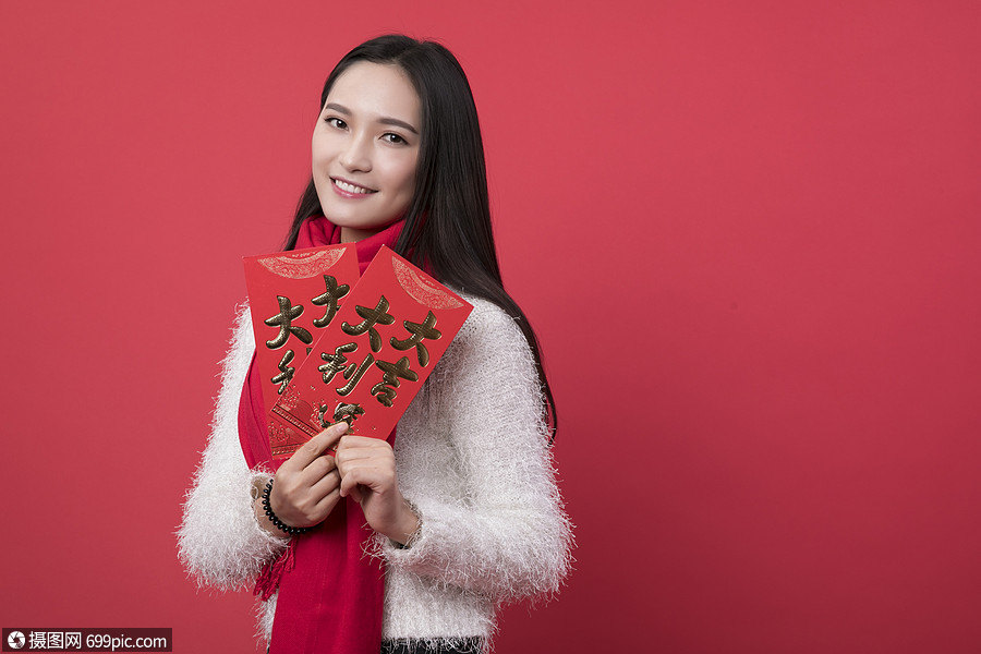 拿着红包的女性新年人像
