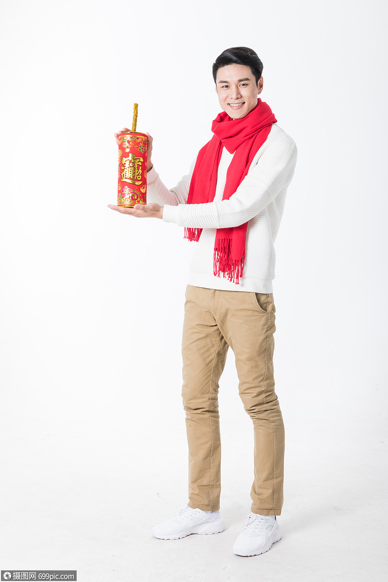 新年男性人像手拿鞭炮