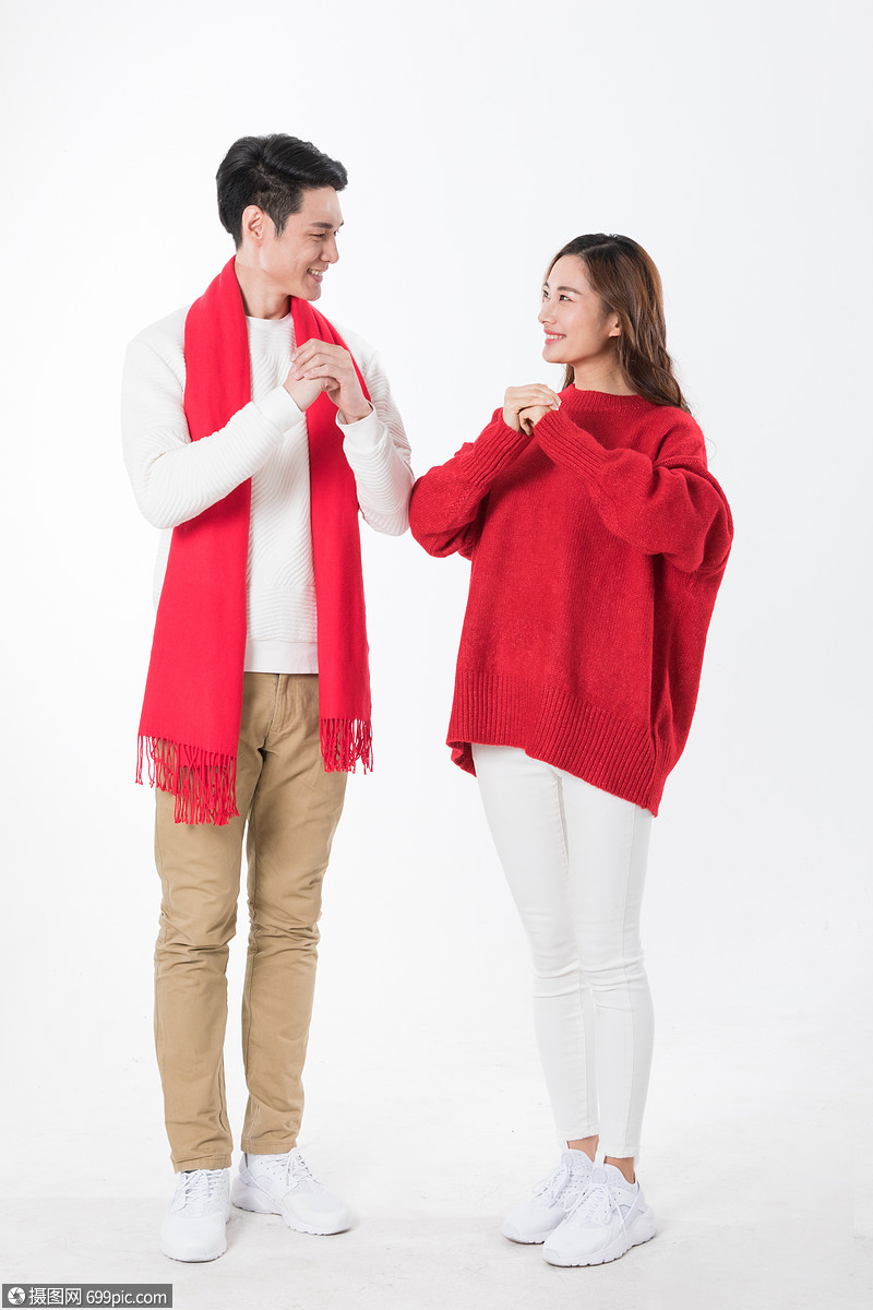 年轻情侣拜年动作