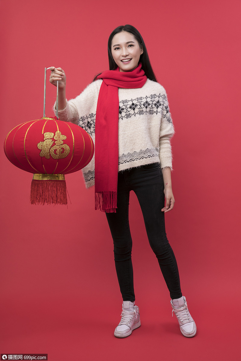 手拿灯笼的新年女性