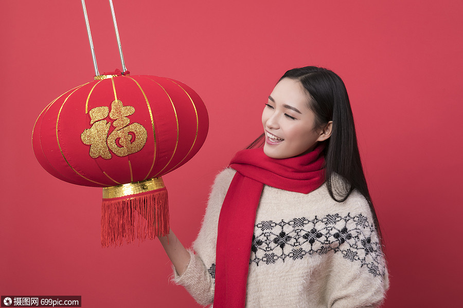 照片 人物情感 手拿灯笼的新年女性.jpg