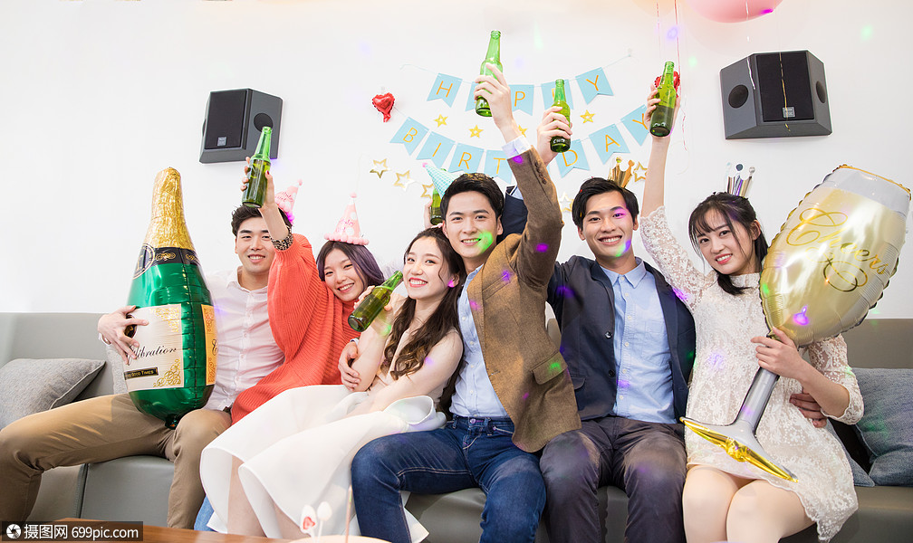 青年生日聚会喝酒狂欢