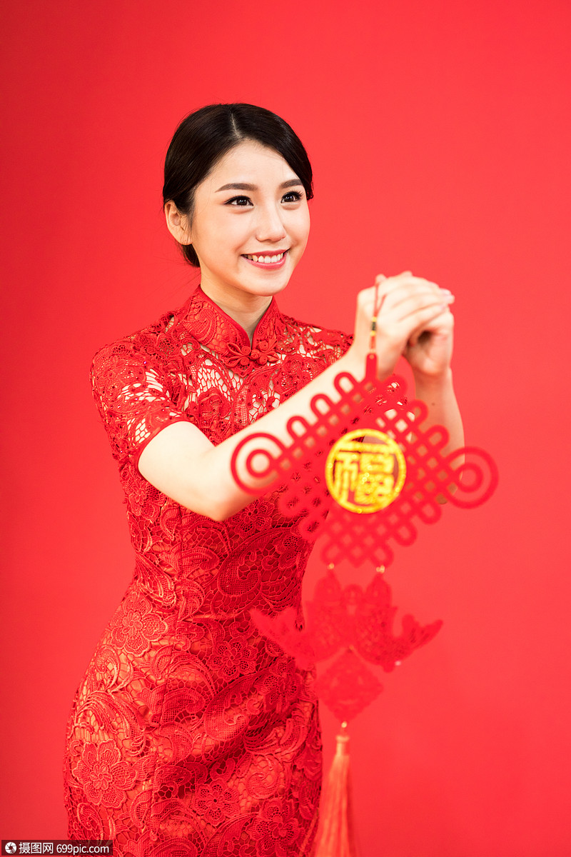 拿着福字拜年的新年女性