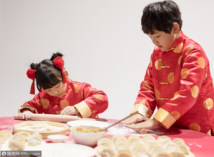 孩子学包饺子儿童新年