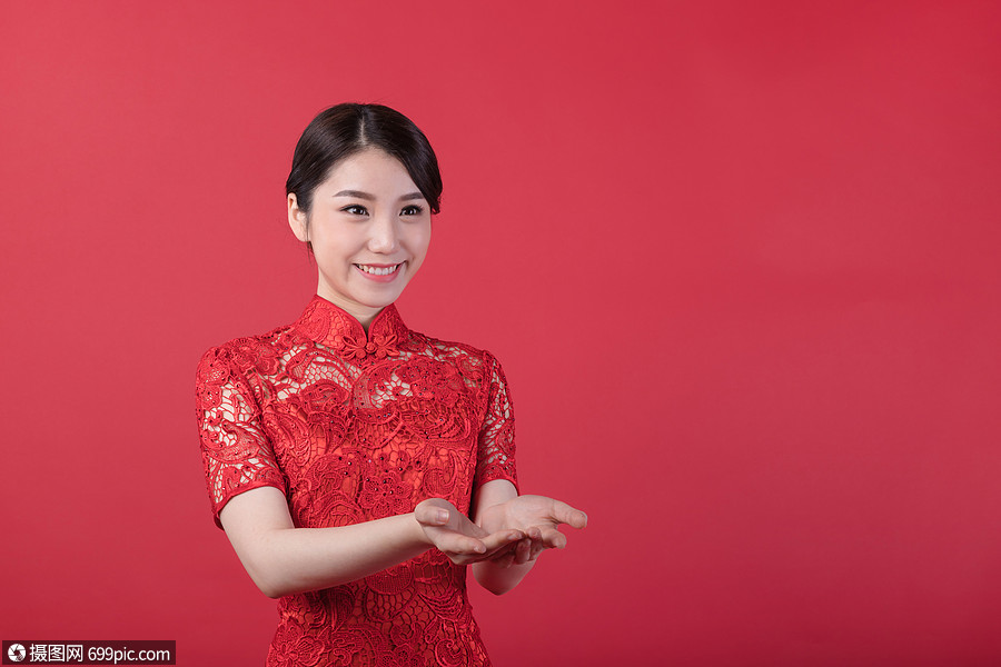 新春旗袍美女手捧动作