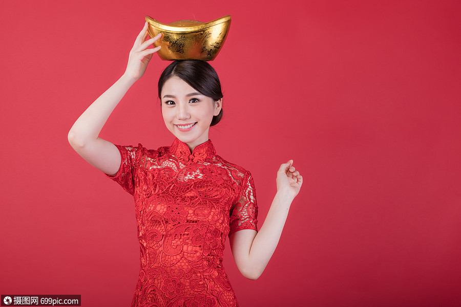 新春拿金元宝的美女