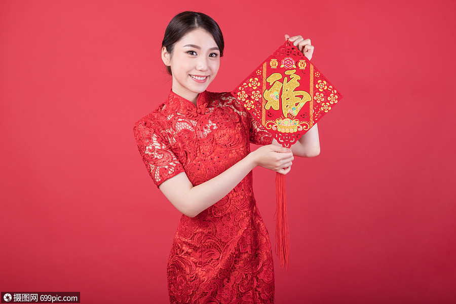 手拿福字中国结的美女