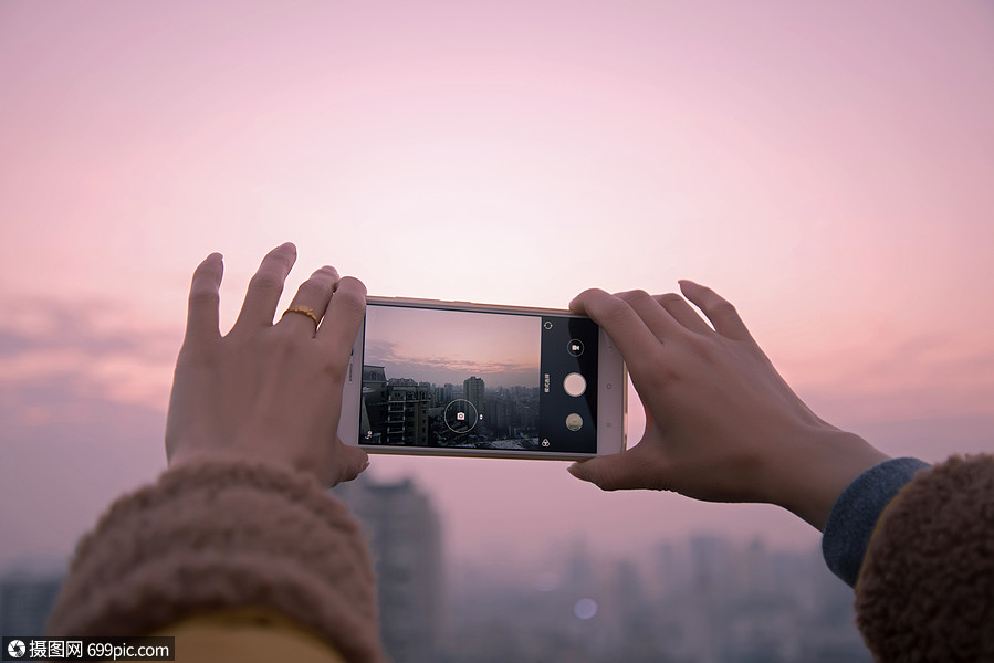 拿手机照相的手