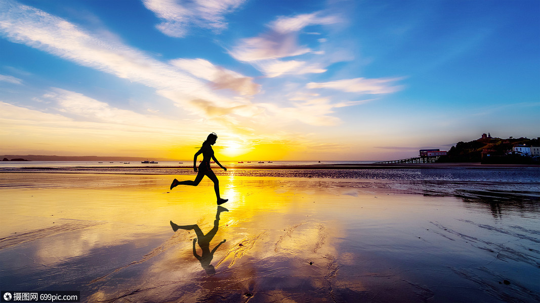 夕阳下跑步的女孩奔跑傍晚