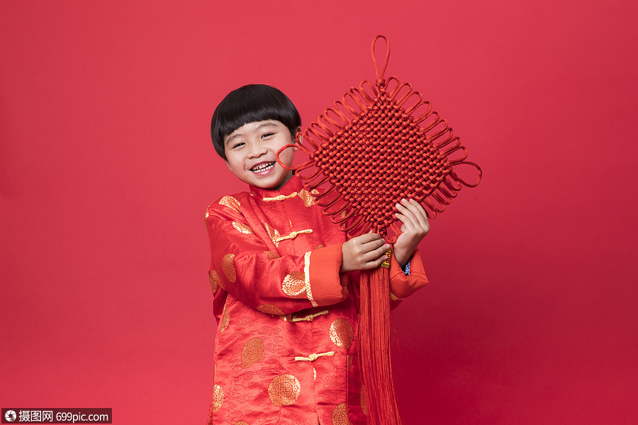 新年拿着新年道具的小朋友过年喜庆