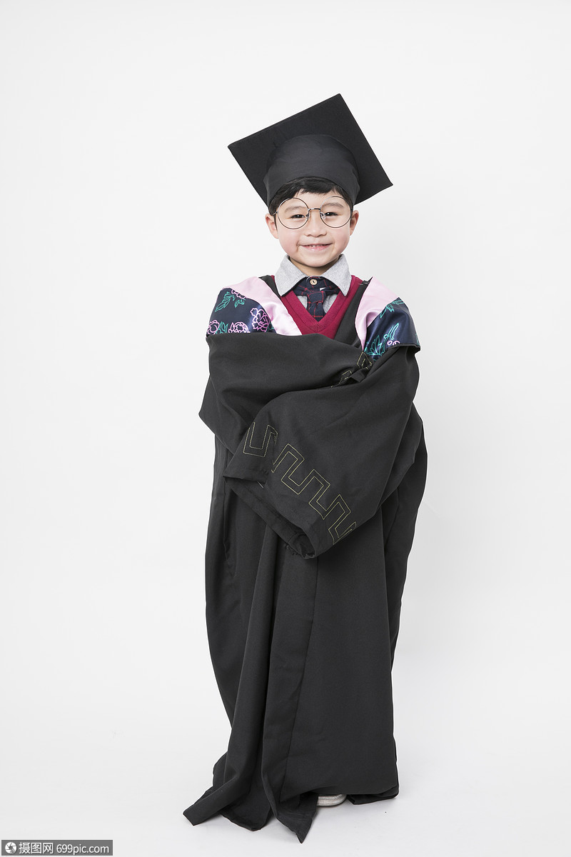 穿着学士服的小朋友
