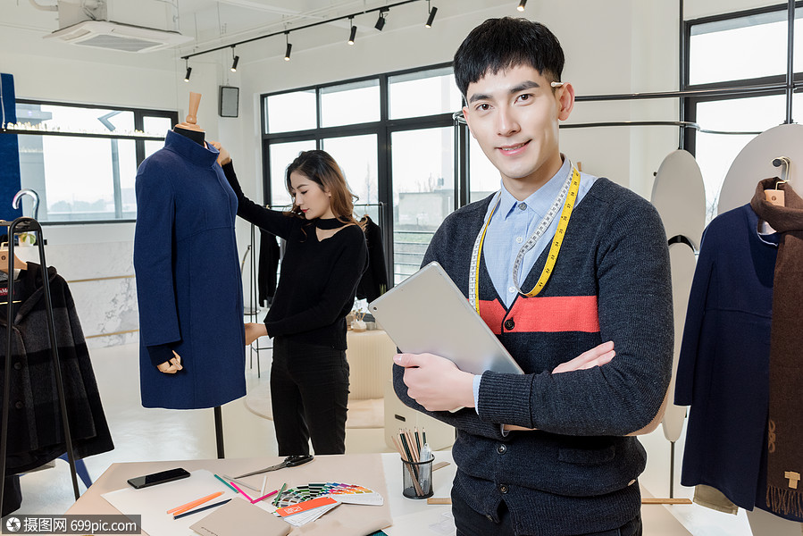 两位设计师男设计师形象展示服装专门设计