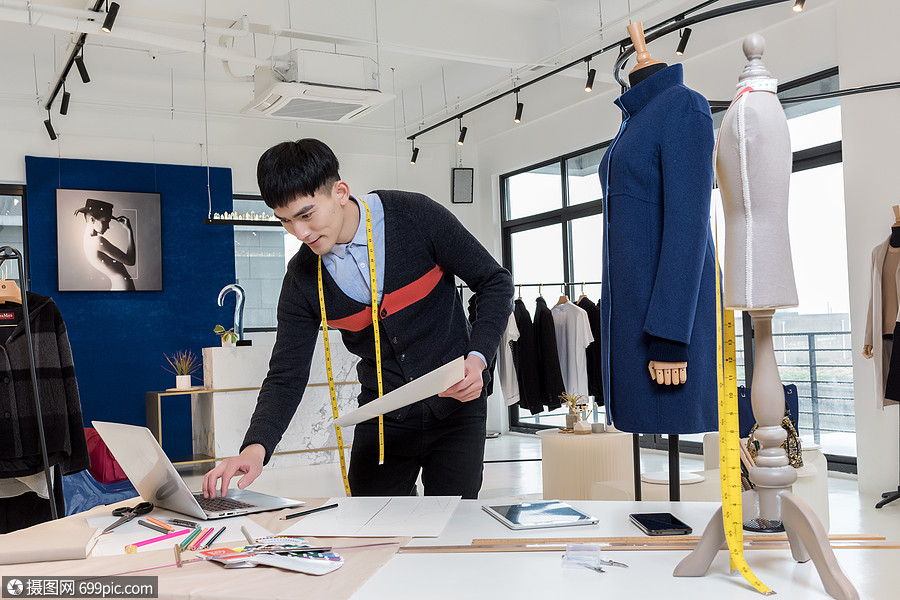 男服装设计师工作状态