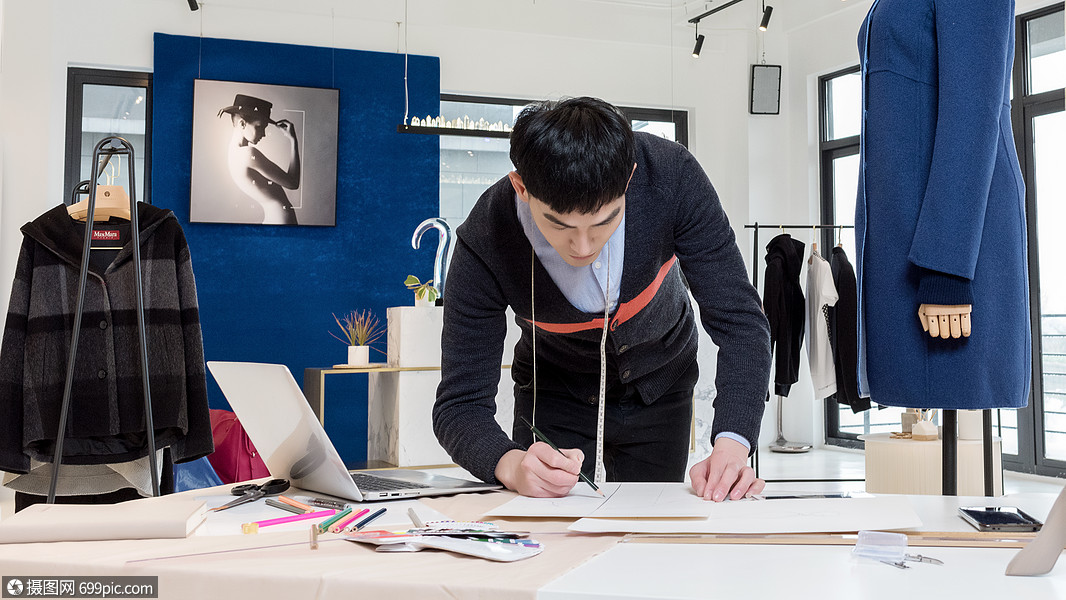 男服装设计师工作状态