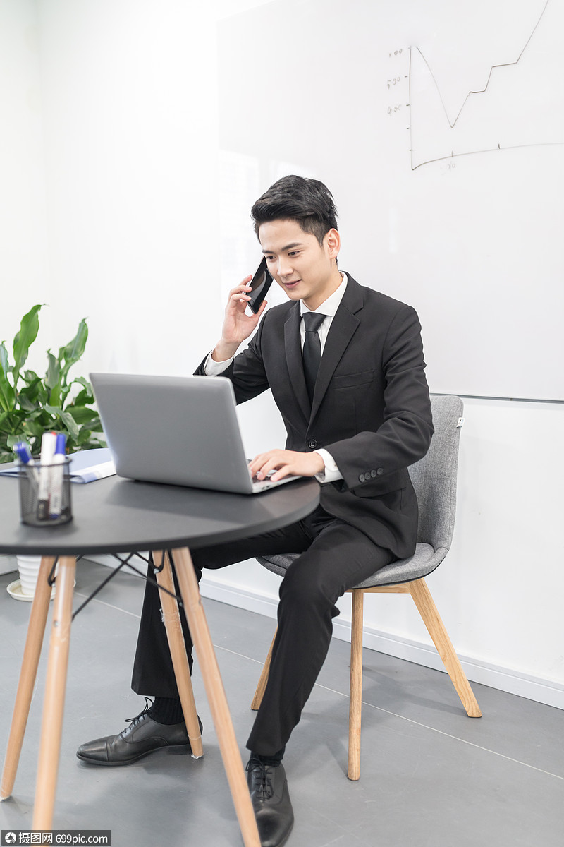 办公室里工作的商务男士